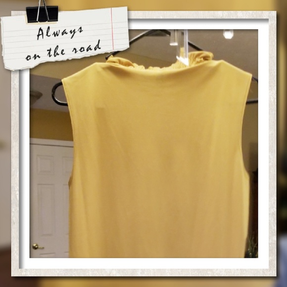 💕$7!💕Like New Beautiful Mustard Colored top - Picture 3 of 6